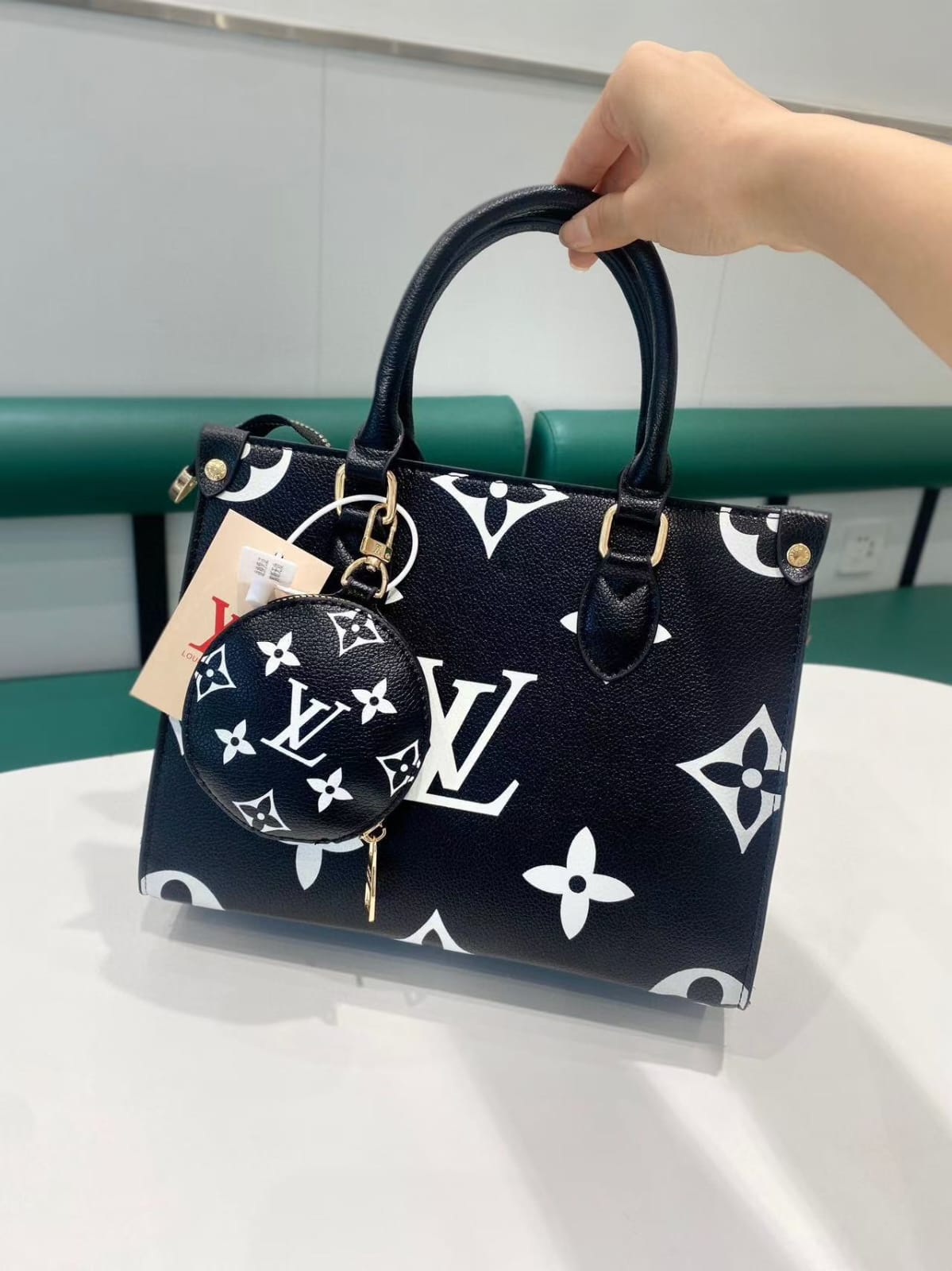 LOUIS VUITTON Medium on the go gm Hand Bag