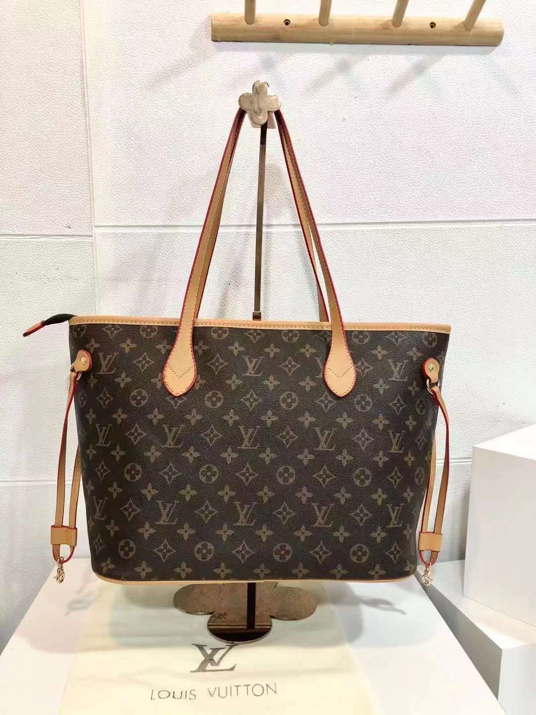 LOUIS VUITTON Neverful Hand Bag